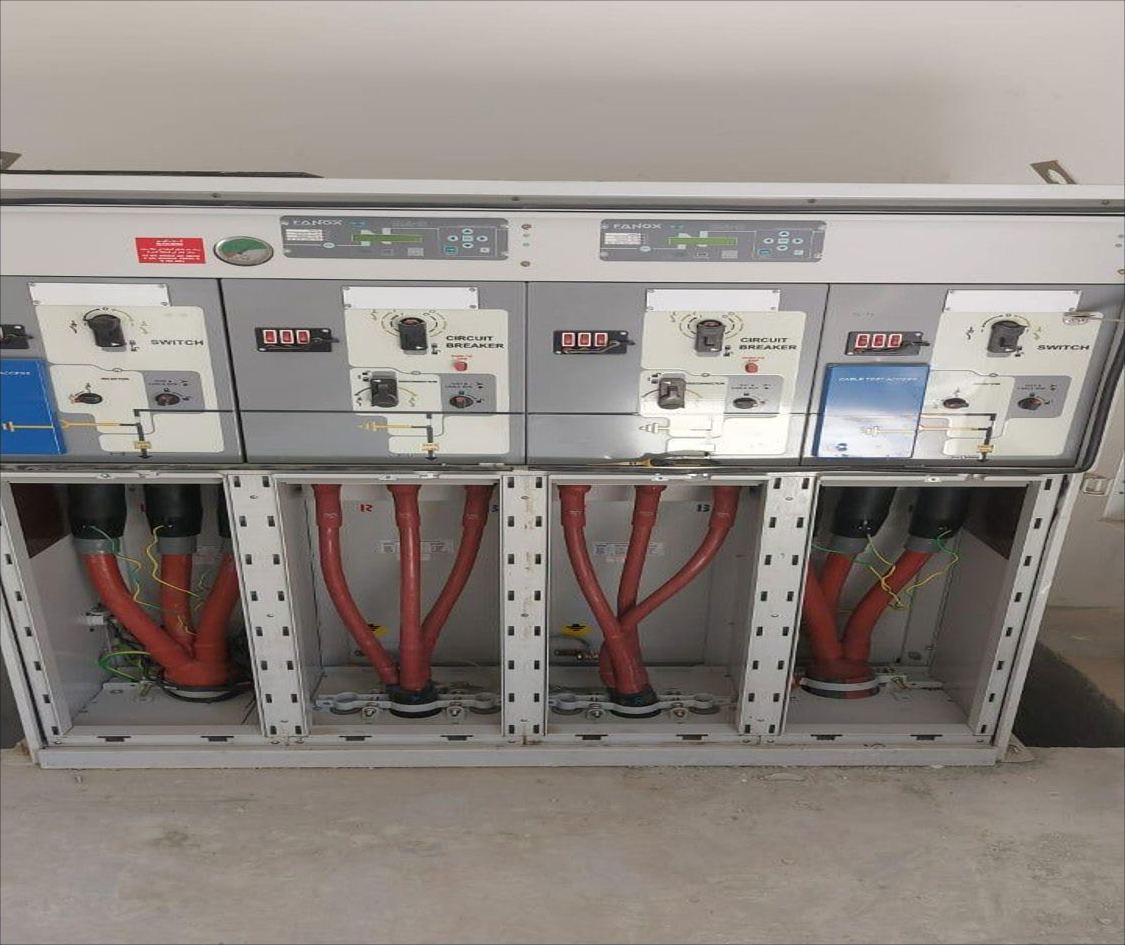 MV switchgear panel with terminated cables